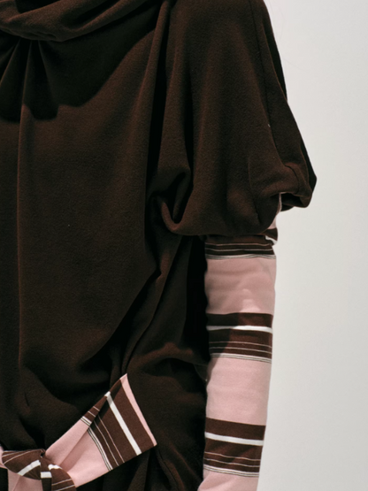 "粉色巧克力" Layered Mock-Neck Knit Top in Pink & Chocolate