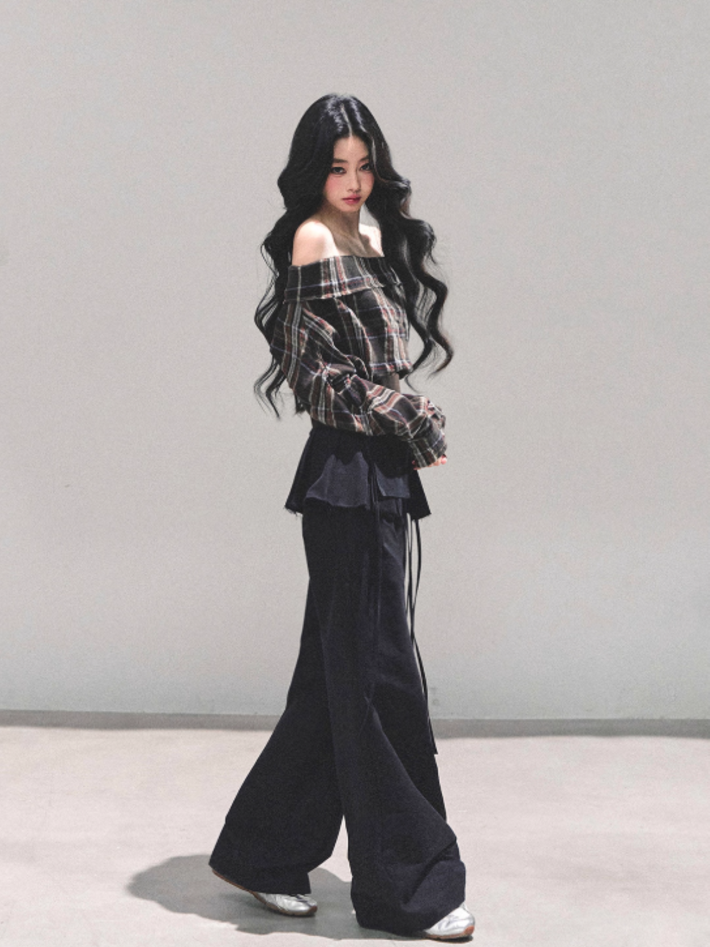少也眼 Autumn Muse Off-Shoulder Striped Crop Shirt