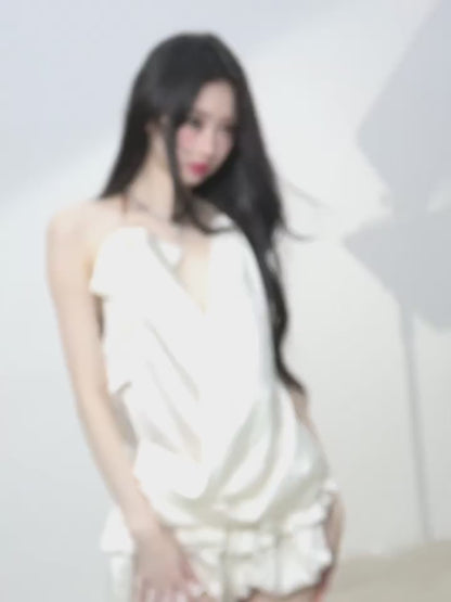 少也眼 “Evening Diva” French-Style Halter Mini Dress